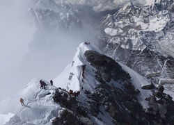 Alpiniści na szczycie góry