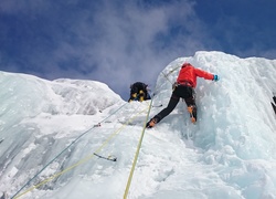 Alpiniści podczas wspinaczki na lodospadzie
