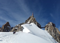 Alpiniści w drodze na szczyt Aiguille Du Midi  w masywie Mont Blanc