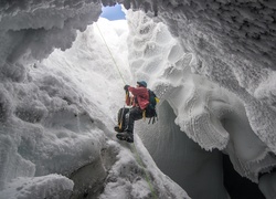 Alpinistka w jaskinii lodowej na Antarktydzie