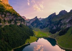 Alpy i jezioro Seealpsee w Szwajcarii
