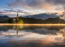 Słowenia, Kościół, Wyspa Blejski Otok, Góry Alpy Julijskie, Jezioro Bled, Las, Wschód słońca, Mgła, Chmury, Drzewa