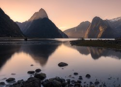 Wschód słońca, Zatoka Milforda, Fiord Milford, Góry, Alpy Południowe, Góra Mitre Peak, Odbicie, Park Narodowy Fiordland, Wyspa Południowa, Nowa Zelandia
