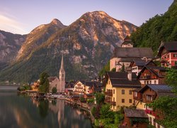 Góry, Alpy Salzburskie, Jezioro Hallstattersee, Domy, Kościół, Austria, Hallstatt
