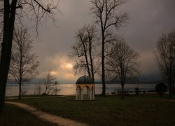 Altana i bezlistne drzewa nad jeziorem