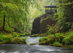 Altana na skale nad rzeką Kamienicą w Czechach