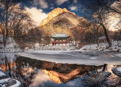 Park Narodowy Naejangsan, Świątynia Baekyangsa, Altana, Rzeka, Drzewa, Góry, Zima, Korea Południowa