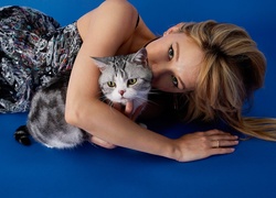 Amerykańska piosenkarka i aktorka Haley Bennett z kotem