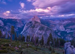 Punkt widokowy, Glacier Point, Góry, Drzewa, Zachód słońca, Park Narodowy Yosemite, Kalifornia, Stany Zjednoczone