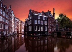 Amsterdam nad wodą o zmierzchu