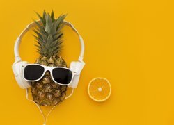Ananas w okularach i słuchawkach