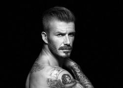 Angielski piłkarz David Beckham prezentuje swoje tatuaże