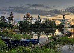 Wschód słońca, Jezioro Michajłowskie, Łódka, Pomost, Trawa, Drzewa, Cerkiew, Antoniewo-Sijski Monaster Trójcy Świętej, Obwód archangielski, Rosja