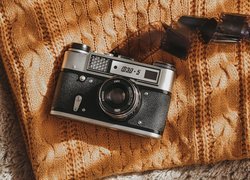 Aparat fotograficzny z kliszą na swetrze