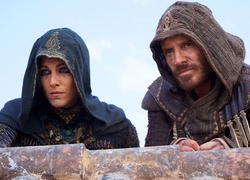 Ariane Labed i Michael Fassbender w filmie Assassins Creed