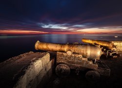 Włochy, Region Apulia, Miejscowość Monopoli, Morze Śródziemne, Fort, Zamek, Castello di Monopoli, Bastione Santa Maria, Mury obronne, Armaty