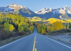 Stany Zjednoczone, Kolorado, Telluride, Ośnieżone, Szczyty, Góry, San Juan Mountains, Drzewa, Jesień, Droga