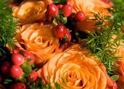 Asparagus pośród pomarańczowych róż i czerwonych jagód
