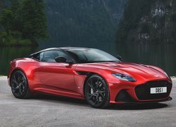 Aston Martin DBS Superleggera nad jeziorem