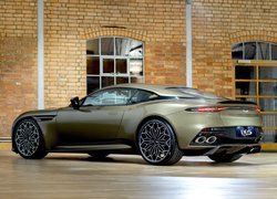 Aston Martin DBS Superleggera przed budynkiem