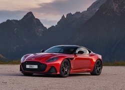 Aston Martin DBS Superleggera przodem na tle gór