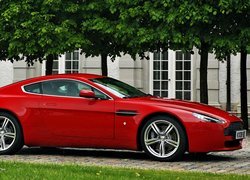 Czerwony, Aston Martin V8 Vantage