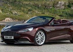 Aston Martin Vanquish na drodze