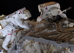 Astronauci Heidemarie Stefanyshyn-Piper i Robert Shane Kimbrough przy pracy
