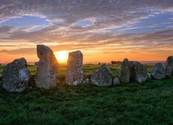 Beltany Stone Circle, Kamienny krąg, Kamienie, Wschód słońca, Chmury, Hrabstwo Donegal, Irlandia