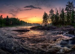 Rzeka Kiiminkijoki, Teren Koiteli, Kiiminki, Finlandia, Wschód słońca, Las, Drzewa, Kamienie