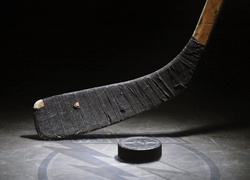 Atrybuty hokejowe: kij i krążek