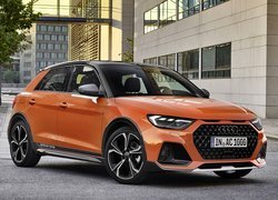 Audi A1 Citycarver obok budynku