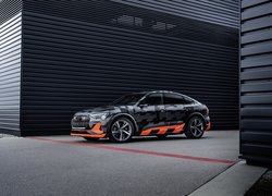 Audi e-Tron S bokiem