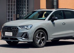 Audi Q3 S bok i przód