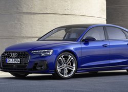 Audi S8 bokiem