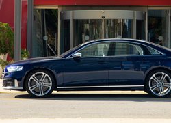 Audi S8 przed budynkiem