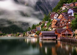 Austria, Hallstatt, Jezioro Hallstättersee, Domy, Góry, Mgła