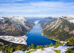 Austriackie jezioro Achensee i ośnieżone góry