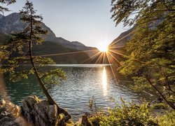 Drzewa, Promienie słońca, Góry Hochschwabgruppe, Jezioro Leopoldsteinersee, Styria, Austria