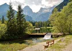 Austriackie jezioro Schiederweiher w Północnych Alpach Wapiennych