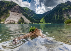 Austriackie jezioro u podnóża gór