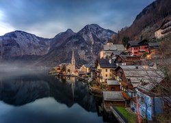 Austria, Hallstatt, Góry Alpy Salzburskie, Jezioro Hallstättersee, Budynki