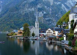 Austria, Hallstatt, Miasteczko, Domy, Kościół, Góry, Lasy, Drzewa, Jezioro Hallstattersee