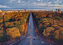 Autostrada pośród jesiennych drzew w Berlinie