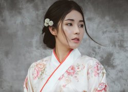 Azjatka ubrana w kimono