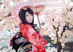 Azjatka w kimonie z parasoką