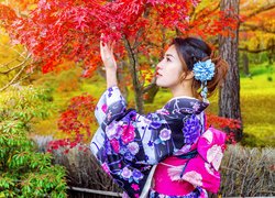 Azjatka w kimono w parku