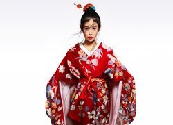 Azjatka w kolorowym kimonie