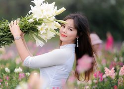 Azjatka z bukietem białych lilii