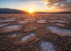 Park Narodowy Doliny Śmierci, Death Valley National Park, Wyschnięte, Jezioro, Solnisko, Badwater, Promienie słońca, Kalifornia, Stany Zjednoczone